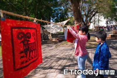 邀12書法名家揮毫　工藝中心「攏馬有春」贈春聯