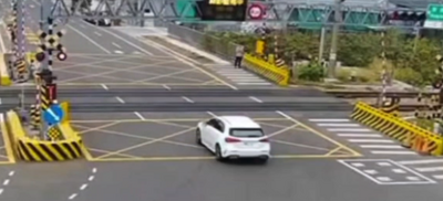 自小客「號誌當空氣」硬闖平交道畫面曝　最高恐罰9萬吊照1年