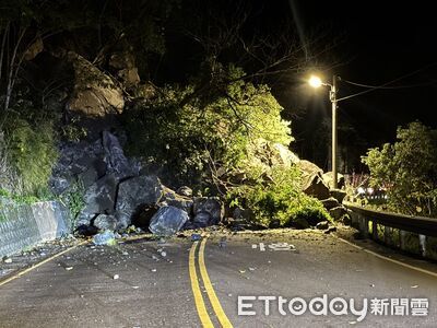 烏來台九甲線半夜土石坍方！雙向一度中斷　徹夜搶通單線通行