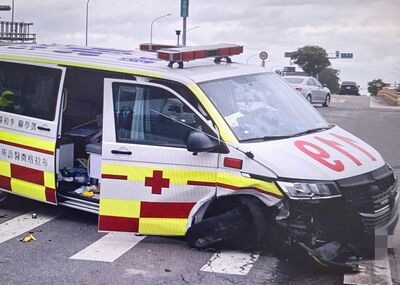 救護車「鳴笛執勤」自小客高速猛撞　車頭爛毀畫面曝5人送醫