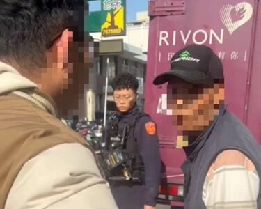 打電話通報違停「檢舉魔人」被包圍　路人怒嗆：是要選里長嗎