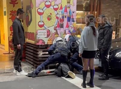獨／酒店經紀違停嗆警還想扯密錄器遭壓制　妹子緊抱安撫也沒用