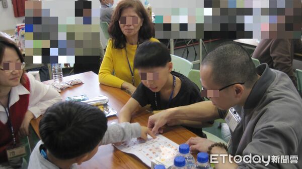 ▲雲林第二監獄舉辦「親子共讀家庭日」，收容人與孩子透過遊戲與閱讀互動，讓久別的親情重新靠近。（圖／記者游瓊華翻攝）