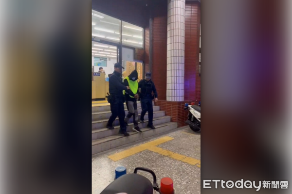 ▲▼逛銀樓搶走83萬4兩金項鍊　男子逃跑跌倒慘遭壓制。（圖／記者翁伊森翻攝）