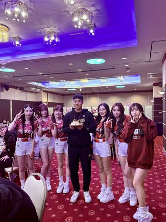 ▲許賀捷慶生   。（圖／樂天桃猿）