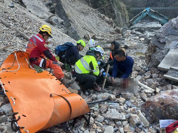 ▲▼和平區環山男子跌落山谷　左腳踝斷肢送醫搶救。（圖／記者李陳信得翻攝）
