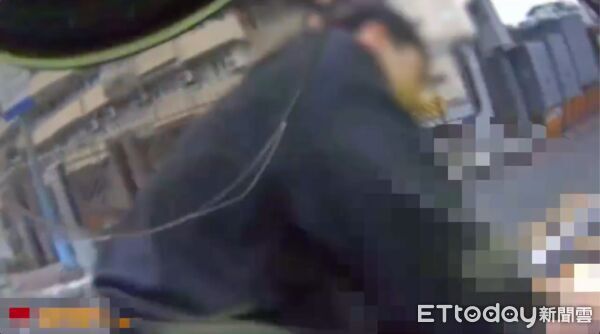 ▲▼22歲洪姓小貨車司機阻擋毒情侶去路，並協助員警壓制倒地的2人，警方在2人身上起獲大量毒品             。（圖／記者陳以昇翻攝）