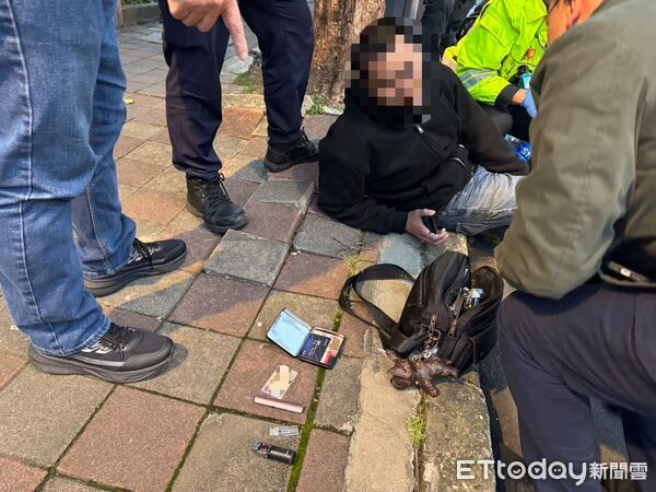 ▲▼22歲洪姓小貨車司機阻擋毒情侶去路，並協助員警壓制倒地的2人，警方在2人身上起獲大量毒品             。（圖／記者陳以昇翻攝）