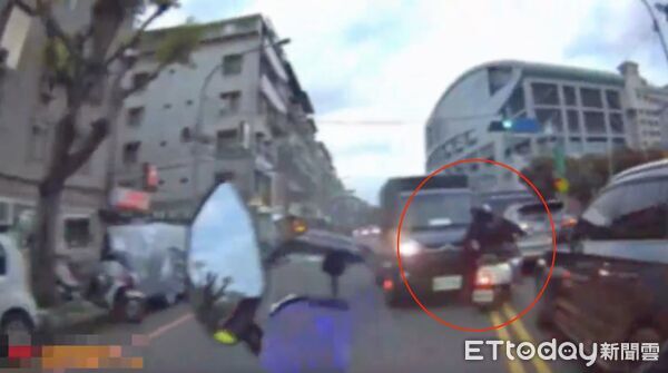 ▲▼22歲洪姓小貨車司機阻擋毒情侶去路，並協助員警壓制倒地的2人，警方在2人身上起獲大量毒品             。（圖／記者陳以昇翻攝）