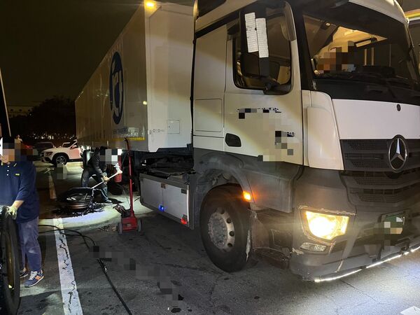 ▲國1北埔鹽路段6日發生輪胎皮掉落害慘13輛車拋錨。（圖／國道警方提供）