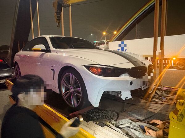 ▲國1北埔鹽路段6日發生輪胎皮掉落害慘13輛車拋錨。（圖／國道警方提供）