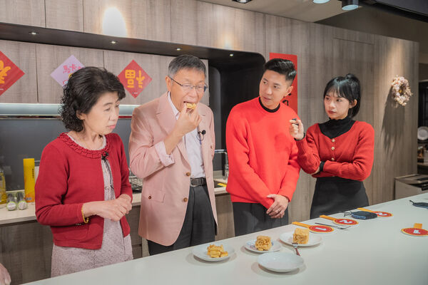 ▼柯文哲品嘗沙琪瑪。（圖／民眾黨提供）