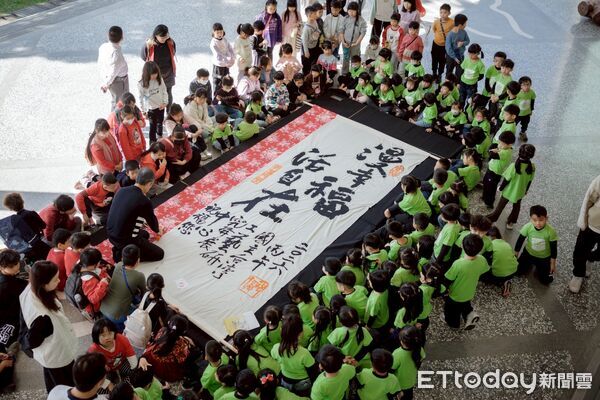 ▲「2026漫幸福・迎春賀歲&mdash;稻草筆寫大字」活動，讓書法走出教室、走入自然學習場域，引領孩子以工藝方式迎接新年。。（圖／國立臺灣工藝研究發展中心提供）