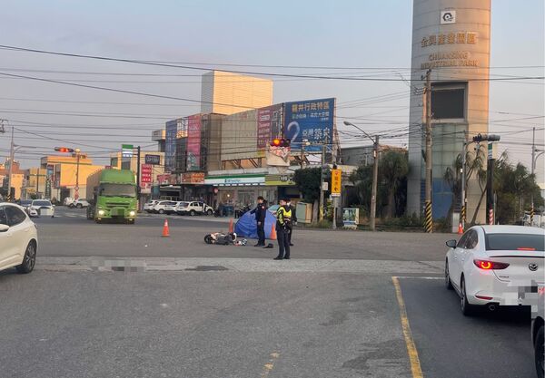 ▲彰化伸港鄉電輔車騎士遭聯結車輾壓，當場臟器外露身亡。（圖／民眾提供）