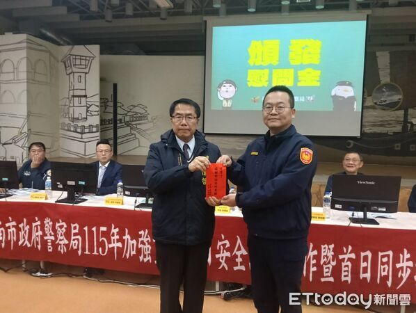 ▲市長黃偉哲9日晚間出席全市同步擴大臨檢勤前教育，視察警力整備情形。（記者林東良翻攝，下同）