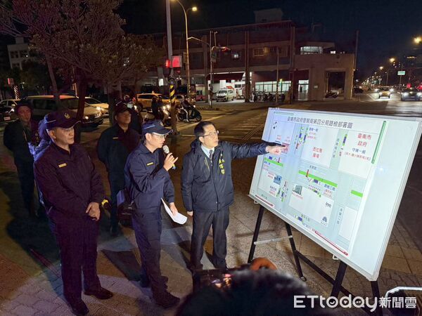 ▲市長黃偉哲9日晚間出席全市同步擴大臨檢勤前教育，視察警力整備情形。（記者林東良翻攝，下同）