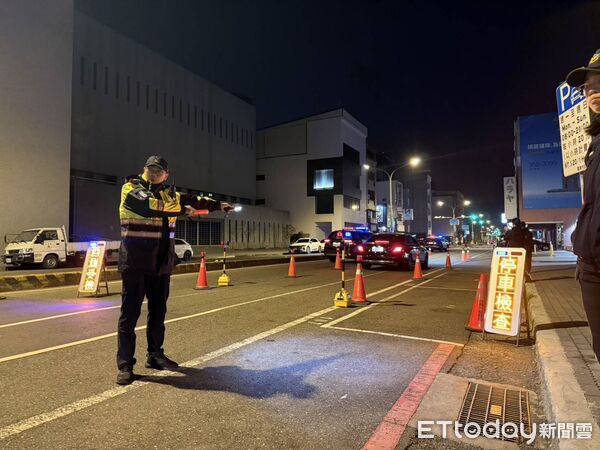 ▲市長黃偉哲9日晚間出席全市同步擴大臨檢勤前教育，視察警力整備情形。（記者林東良翻攝，下同）