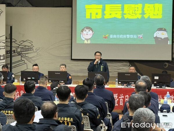 ▲市長黃偉哲9日晚間出席全市同步擴大臨檢勤前教育，視察警力整備情形。（記者林東良翻攝，下同）