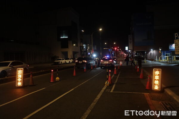 ▲市長黃偉哲9日晚間出席全市同步擴大臨檢勤前教育，視察警力整備情形。（記者林東良翻攝，下同）