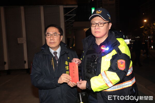 ▲市長黃偉哲9日晚間出席全市同步擴大臨檢勤前教育，視察警力整備情形。（記者林東良翻攝，下同）