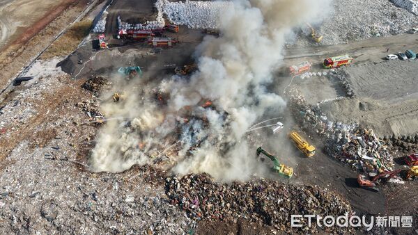▲▼台南掩埋場又燒了！「空拍畫面」驚人曝光　怪手開挖全是煙。（圖／黃偉哲臉書、記者林東良翻攝）