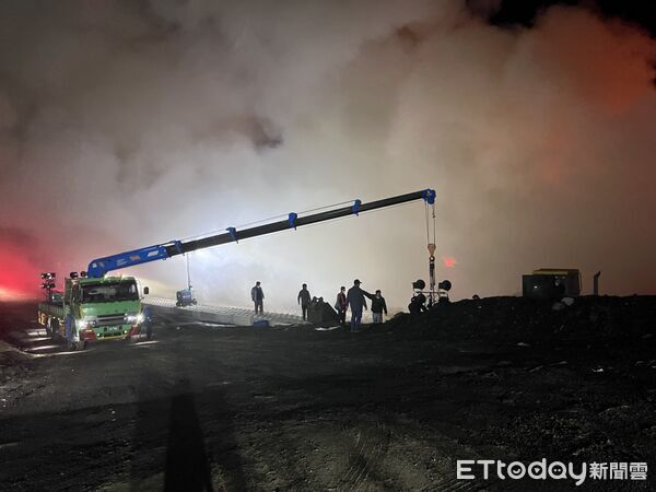 ▲▼台南掩埋場又燒了！「空拍畫面」驚人曝光　怪手開挖全是煙。（圖／黃偉哲臉書、記者林東良翻攝）