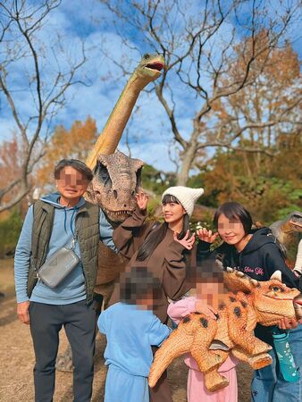 簡廷芮爸爸（左一）常住台北幫忙顧小孩，在他的社群中，女婿已很久沒有畫面。（讀者提供）