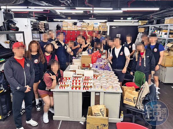 成吉思汗健身俱樂部有不少員工，大家會在店內聚餐、合照，卻傳出霸凌醜聞。示意畫面，圖非當事人。（讀者提供）