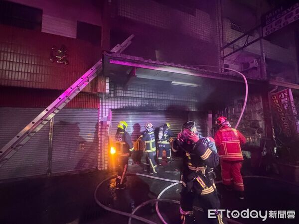 ▲▼東勢民宅午夜惡火，一家四口驚險救出。（圖／民眾提供，下同）