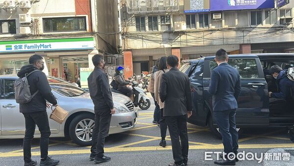 ▲檢調抵達高金素梅位於立法院青島二館辦公室外。（圖／記者崔至雲攝）