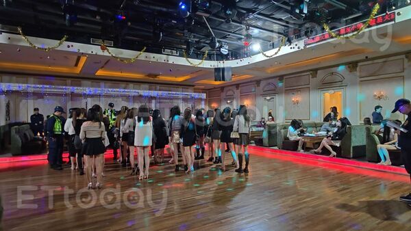 ▲高雄市警察局長趙瑞華突襲新興分局臨檢勤務             。（圖／記者吳奕靖攝）