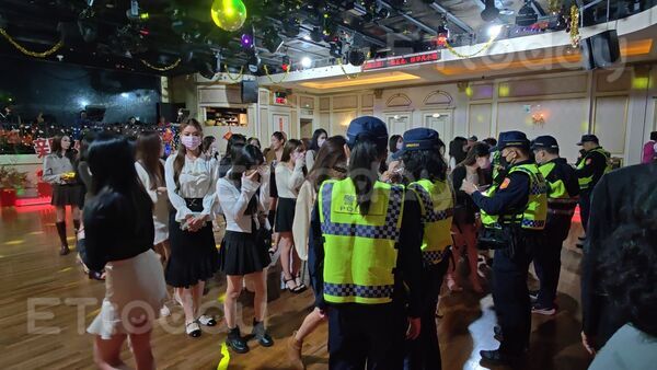 ▲高雄市警察局長趙瑞華突襲新興分局臨檢勤務             。（圖／記者吳奕靖攝）