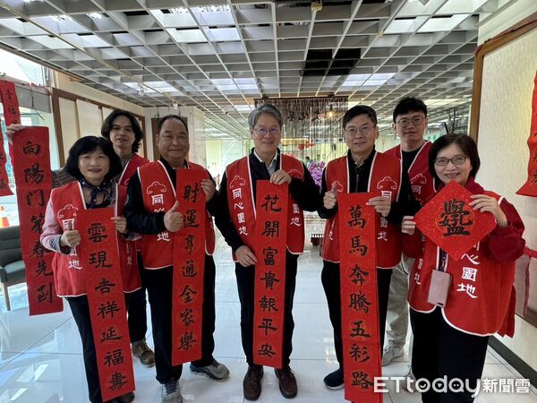 ▲屏東台電邀書法名家現場揮毫送春聯。（圖／記者陳崑福攝）