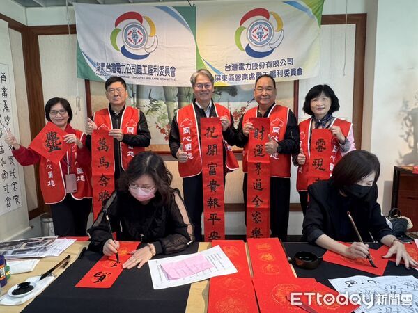 ▲屏東台電邀書法名家現場揮毫送春聯。（圖／記者陳崑福攝）