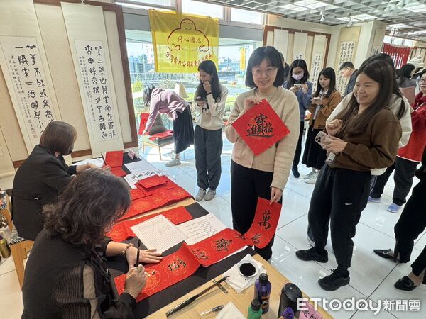 ▲屏東台電邀書法名家現場揮毫送春聯。（圖／記者陳崑福攝）