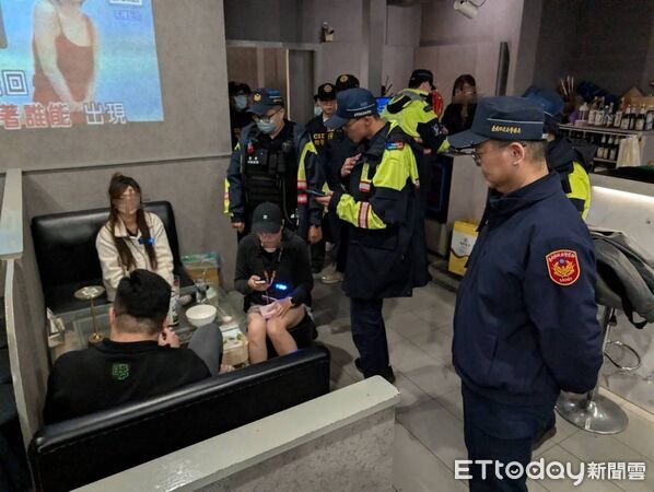 ▲台南市警方動員兵、警力490人，針對大型酒店、KTV、電玩店等特種行業及重要路段實施專案臨檢掃蕩。（記者林東良翻攝，下同）