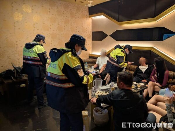 ▲台南市警方動員兵、警力490人，針對大型酒店、KTV、電玩店等特種行業及重要路段實施專案臨檢掃蕩。（記者林東良翻攝，下同）
