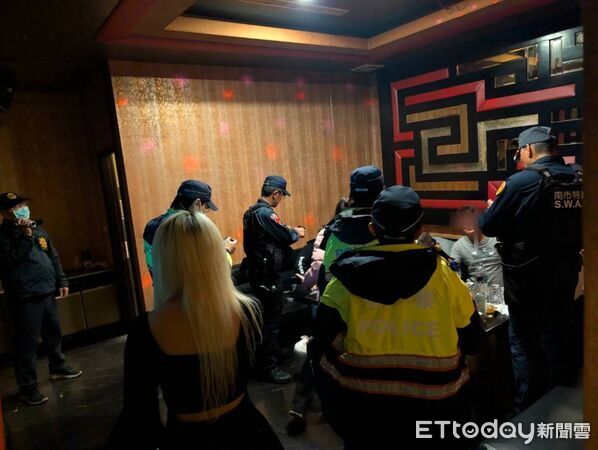 ▲台南市警方動員兵、警力490人，針對大型酒店、KTV、電玩店等特種行業及重要路段實施專案臨檢掃蕩。（記者林東良翻攝，下同）