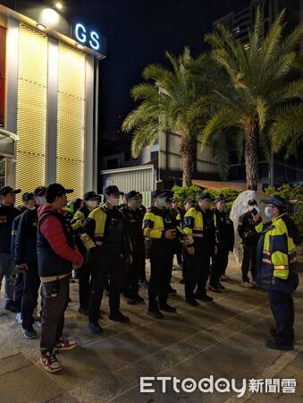 ▲台南市警方動員兵、警力490人，針對大型酒店、KTV、電玩店等特種行業及重要路段實施專案臨檢掃蕩。（記者林東良翻攝，下同）