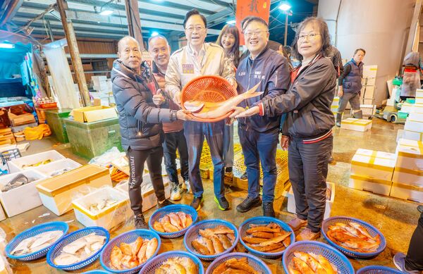 ▲桃園市長張善政今天清晨在農業局長陳冠義等人陪同下前往桃園魚市場、果菜市場視察年前魚貨、果菜供應情形。（圖／市府新聞處提供）