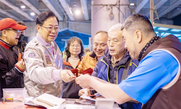 ▲桃園市長張善政今天清晨視察年前魚市場、果菜市場，向工作人員發放福袋。（圖／市府新聞處提供）