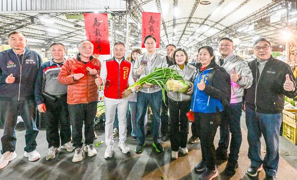 ▲桃園市長張善政今天清晨視察果菜市場。（圖／市府新聞處提供）