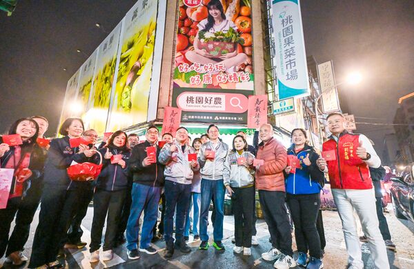 ▲桃園市長張善政今天清晨視察年前魚市場、果菜市場，在大樓前與農業局長陳冠義等人合影。（圖／市府新聞處提供）