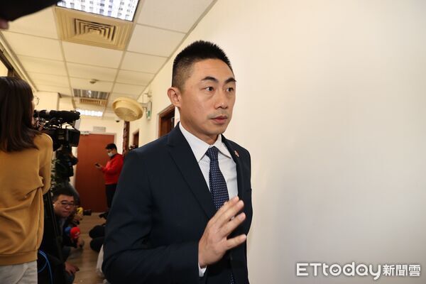 ▲▼主任檢察官曾揚嶺搜索高金素梅辦公室。（圖／記者徐文彬攝）