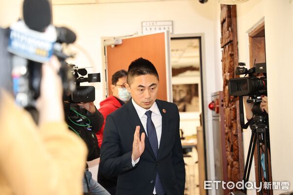 ▲▼主任檢察官曾揚嶺搜索高金素梅辦公室。（圖／記者徐文彬攝）