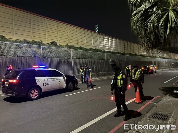 ▲永康分局長洪宏榮親自主持首日威力掃蕩勤務，展現警方守護市民安全的決心。（圖／記者林東良翻攝，下同）