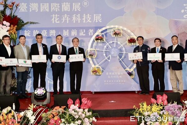 ▲台南市長黃偉哲與農業部次長胡忠一、蘭花產銷發展協會理事長黃文榮於台北火車站舉辦展前宣傳記者會，邀請國內外貴賓共襄盛舉。（圖／記者林東良翻攝，下同）