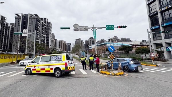 ▲桃園市青埔消防分隊昨天上午出動救護勤務，行經領航北路二段與永春路口時遭藍色自小客車撞擊，造成2車5人受傷。（圖／中壢警方提供）