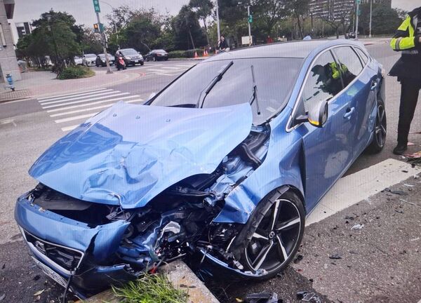 ▲桃園市青埔消防分隊昨天出動救護勤務，行經領航北路二段與永春路口時遭藍色自小客車撞擊，藍色自小客車車頭全毀。（圖／中壢警方提供）