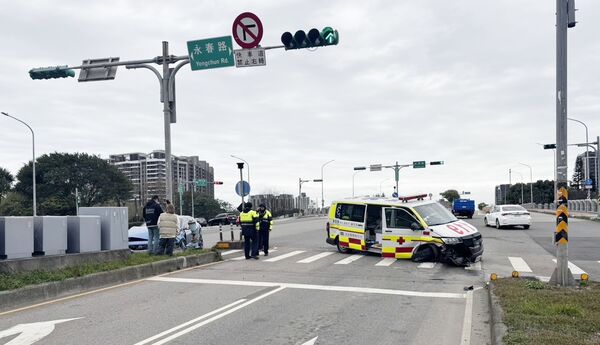 ▲桃園市青埔消防分隊昨天上午行經領航北路二段與永春路口時與藍色自小客車發生事故，警方到場處理。（圖／中壢警方提供）